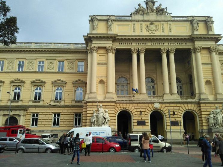 У центрі Львова погрожують підірвати уні…