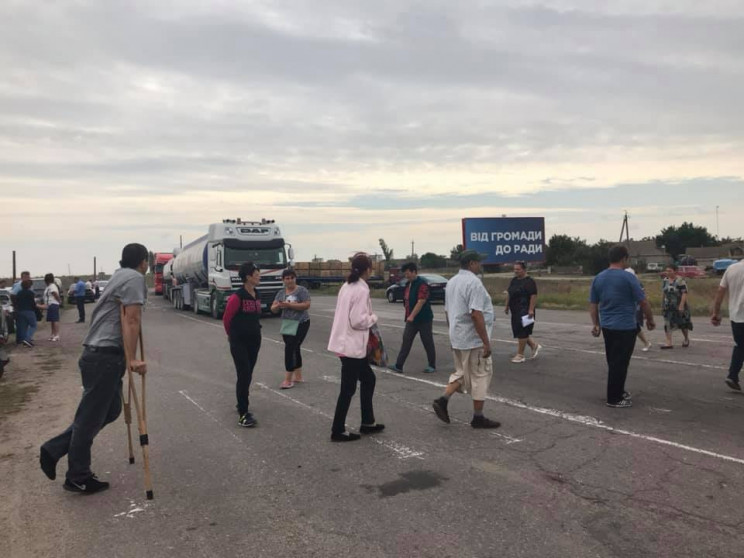 На Херсонщине селяне перекрыли трассу…