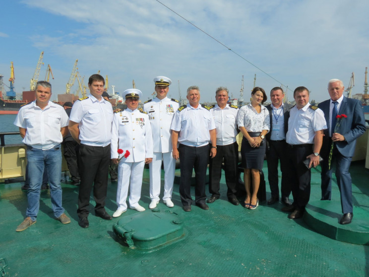 Бердянці спустили квіти на воду на місці…