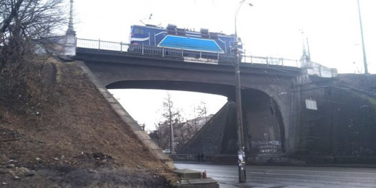 Столичный мост через улицу Вышгородскую…