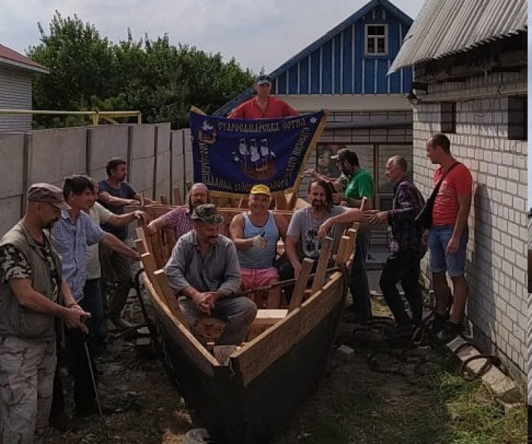 В городе рядом с Днепром на дворе строят…