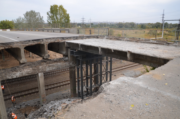 Під Харковом дорожники демонтували балки…