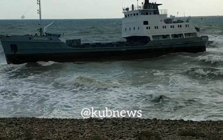 На Кубани ураган выбросил на мель баржу…