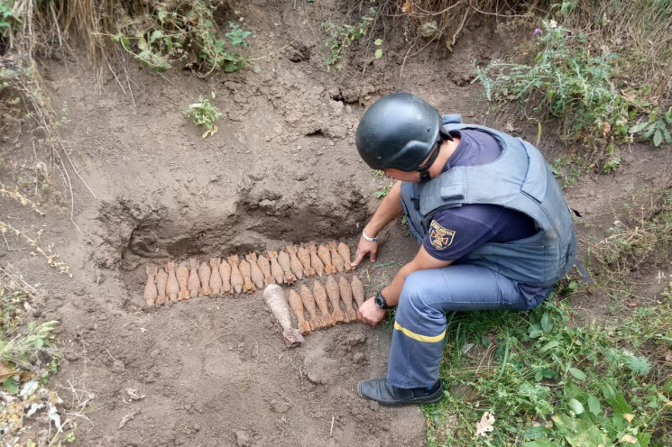 У лісі на Харківщині знайшли арсенал боє…