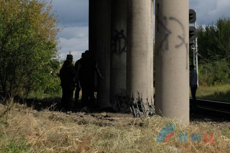 В Луганске неизвестные взорвали мост воз…