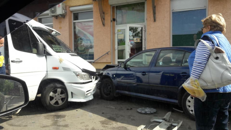 На Прикарпатті маршрутний автобус потрап…