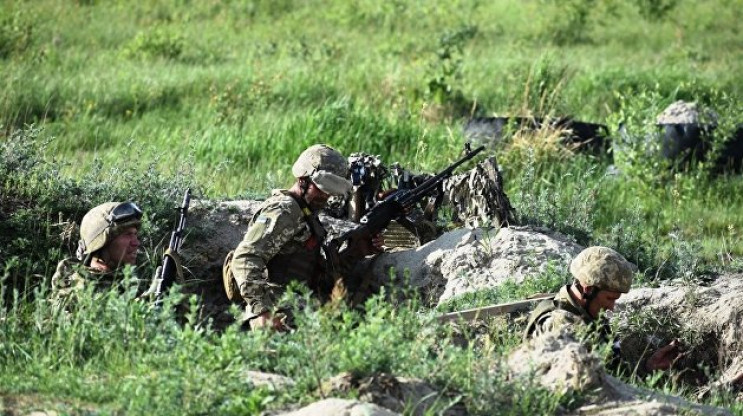 На Донбассе боевики стреляют из БМП и гр…