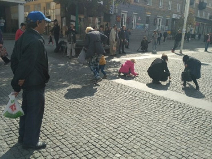 В центре Днепра люди, как голуби, ползал…