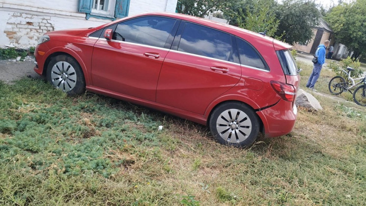 На Харьковщине Mercedes протаранил дом:…