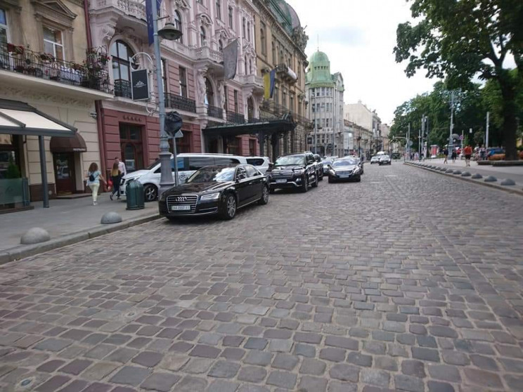 Львівські депутати дозволили паркуватись…