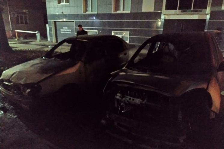 У центрі Харкова вогонь знищив два авто…