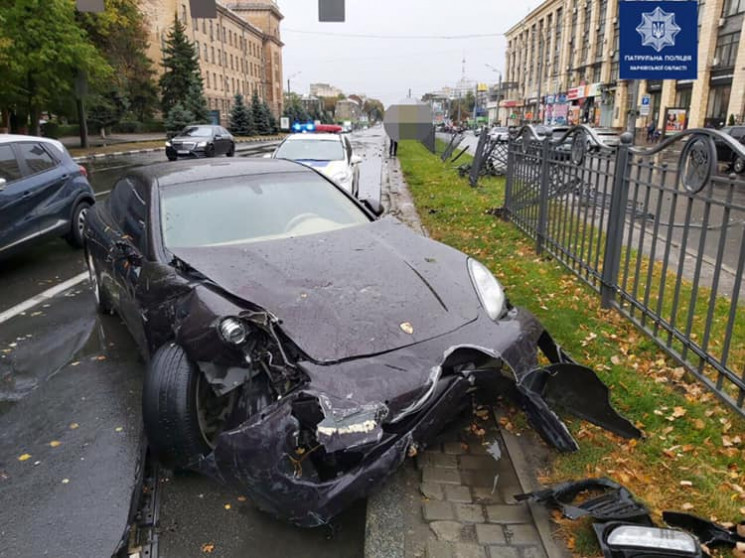 В центре Харькова элитный Porsche снес д…