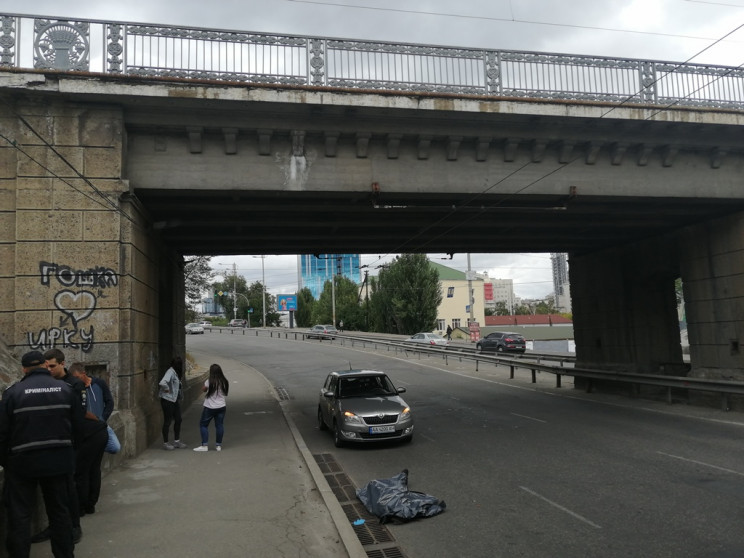 У Києві з мосту на проїжджаючий автомобі…