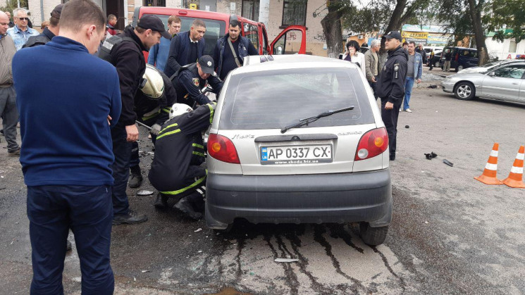 В Запорожье спасатели вырезали автоледи…