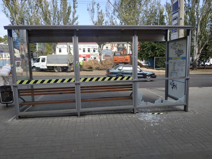В центре Николаева разбили стеклянную ос…