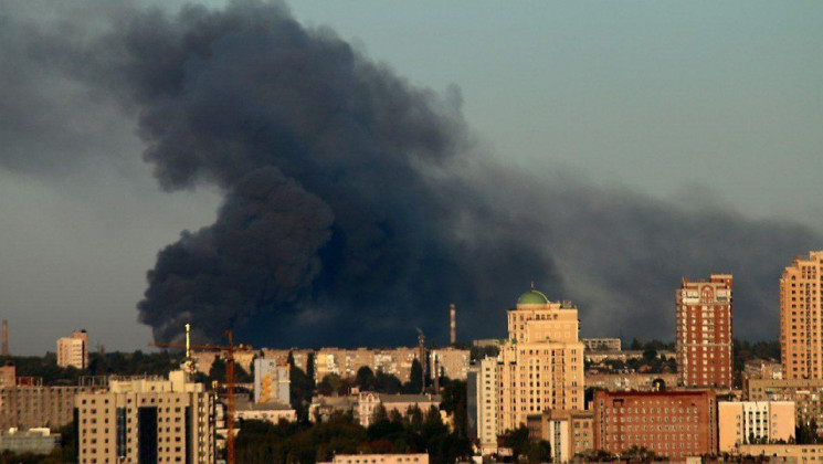 В Донецке бушует пожар на складе боеприп…