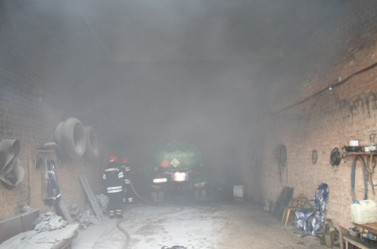 На Миколаївщині спалахнув бензовоз із па…
