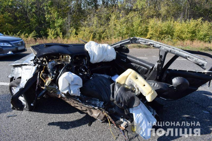 На Донеччині під час ДТП легковик розірв…