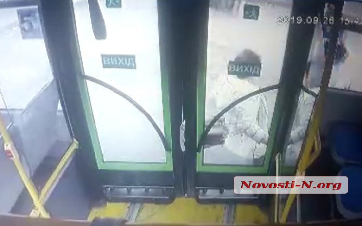 У Миколаєві автобус затиснув жінку двери…