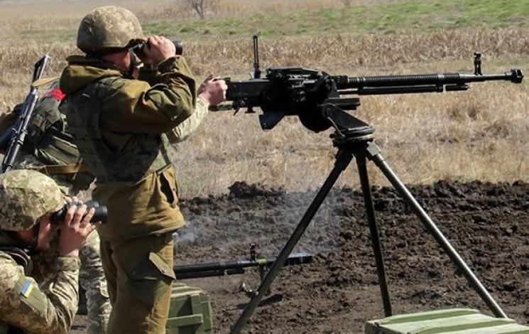 Война на Донбассе: Боевики бьют из тяжел…