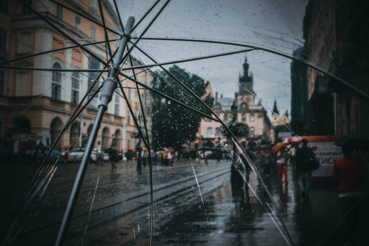 Як у Львові розпочиналася злива (ВІДЕО)…