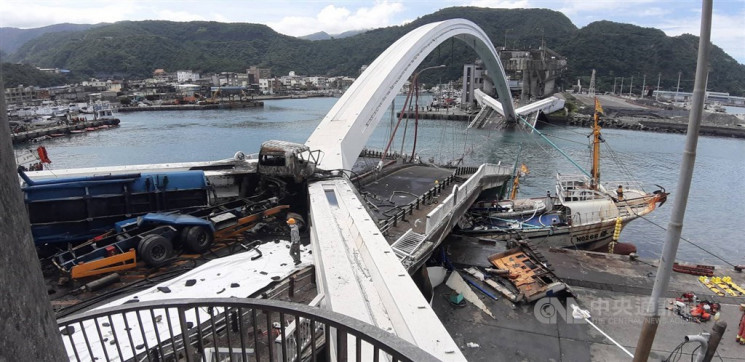 На Тайване рухнул мост и разбил лодку: Е…