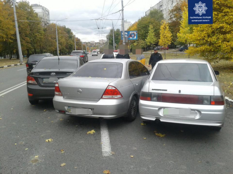 На Алексеевке столкнулись три авто…