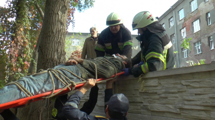 В центре Харькова спасли мужчину, которы…