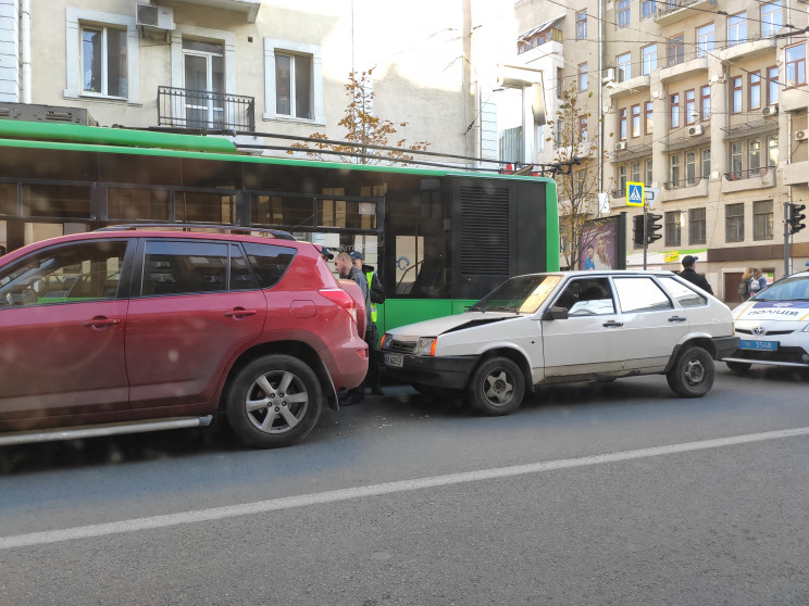 В центре Харькова троллейбус разбил оста…