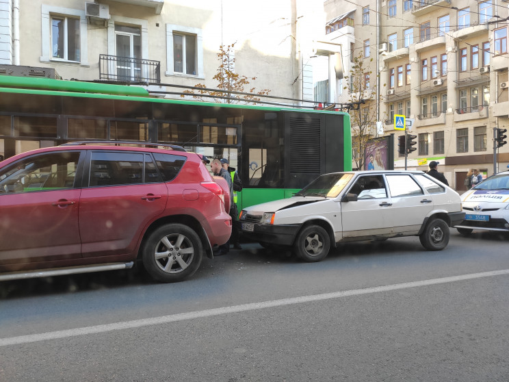 У центрі Харкова тролейбус розбив зупинк…