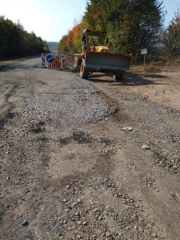 Триває ремонт місцевих доріг на Деражнян…