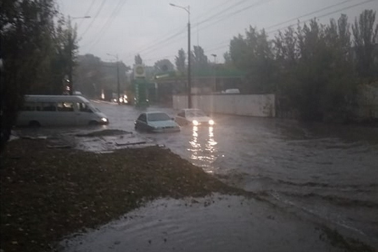 В Днепре машины тонут на улице, которая…