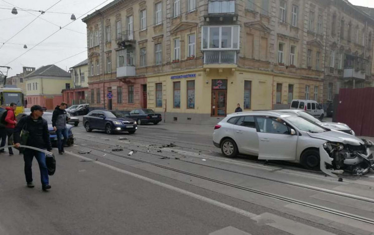 У центрі Львова сталася ДТП, зупинився р…