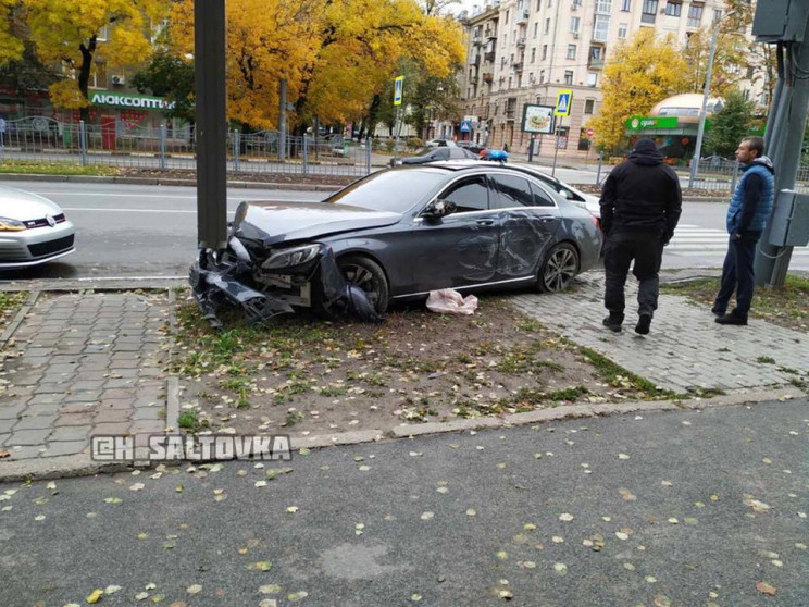 В центре Харькова элитный Mercedes устро…