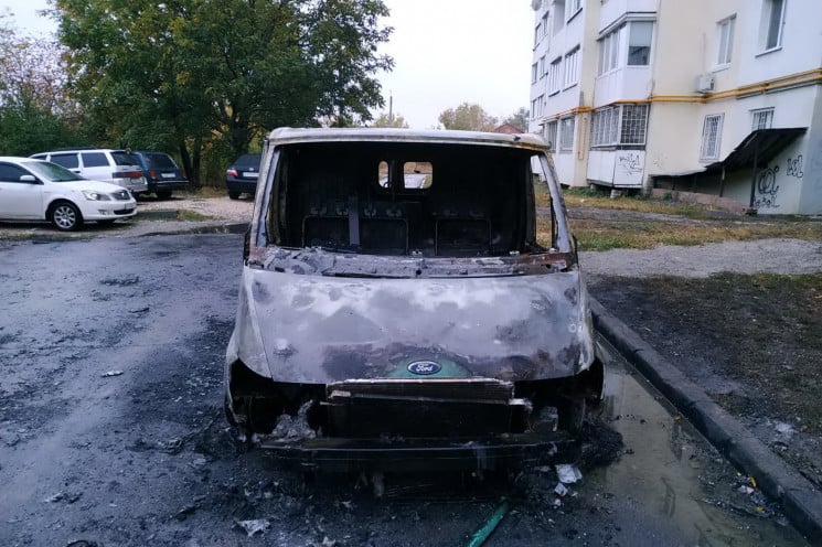 В Харькове возле высотки сгорел Ford, ещ…