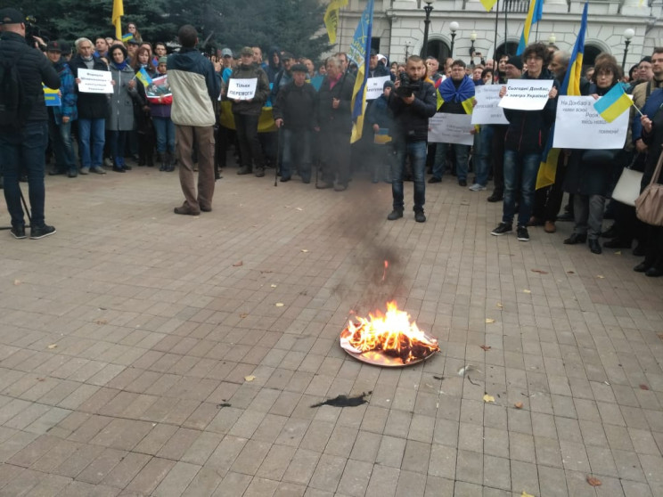 В Днепре перед зданием ОГА сожгли "симво…