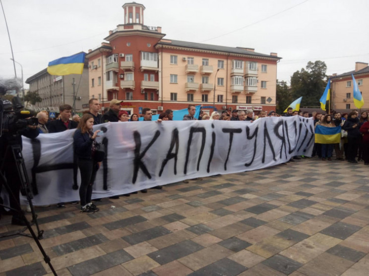 У  Маріуполі протестують проти капітуляц…