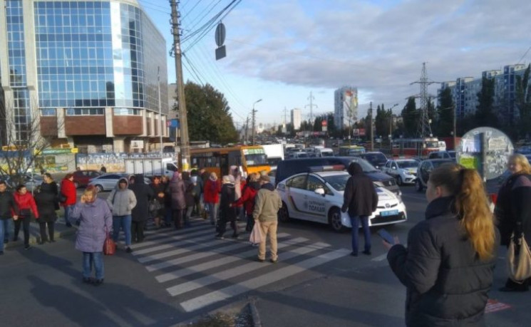 В Киеве жители "дома-убийцы" перекрыли у…