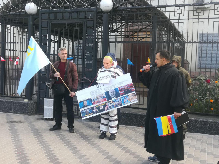 Активисты "судят" Путина под посольством…