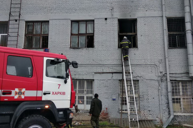 У Харкові горів триповерховий будинок ку…