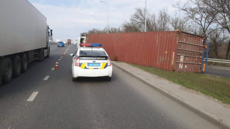 На Київському шоссе перекинулася вантажі…