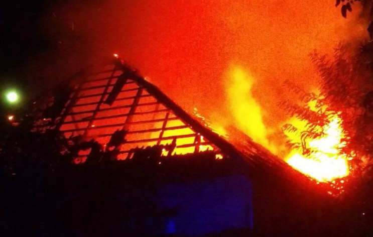 Ночью в Запорожье горела крыша дома…