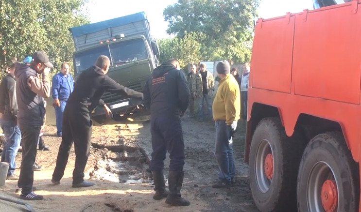 У Миколаєві у провалля впали три вантажі…