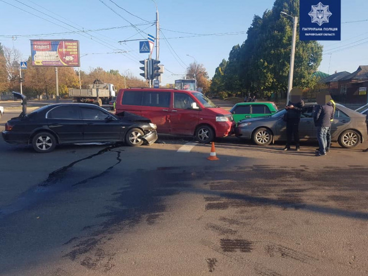 На проспекте в Харькове три авто не поде…