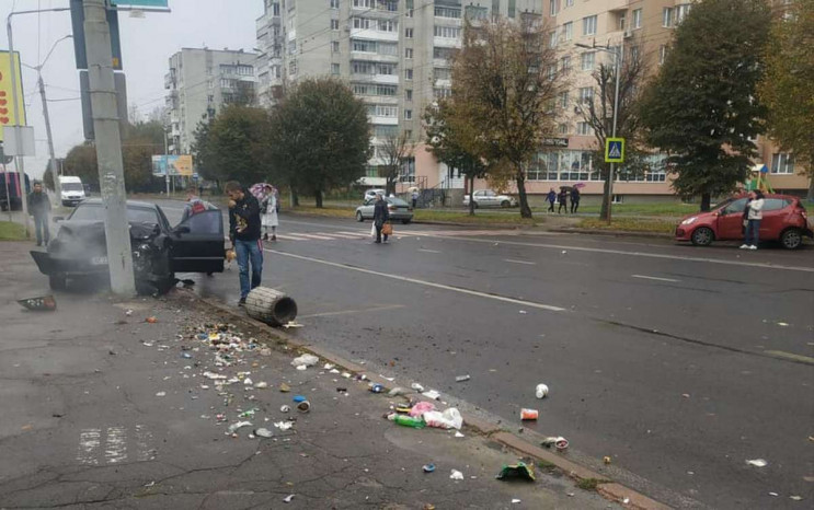 У Львові автомобіль протаранив стовп і с…