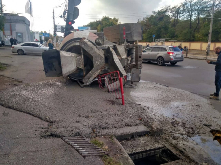 На Водопроводной перевернулся "миксер":…