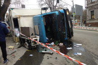 В центре Днипра грузовик опрокинулся и з…