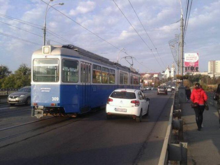 На Соборній біля міськради іномарка збил…