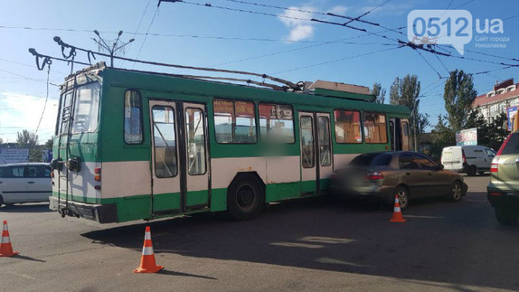 У Миколаєві зіткнулися тролейбус із авті…