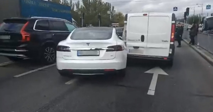 В Днепре водителя Tesla зажало между дву…
